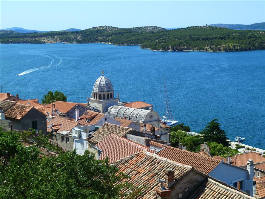 Sibenik-view-of-the-old-town-with-St-Jacobs-Cathedral