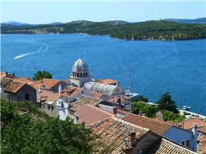 Sibenik-view-of-the-old-town-with-St-Jacobs-Cathedral