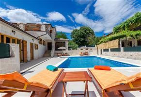 House - Šumber, Sveta Nedelja