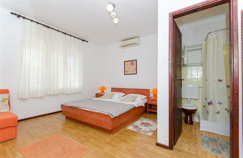 Apartment A1, for 5 persons