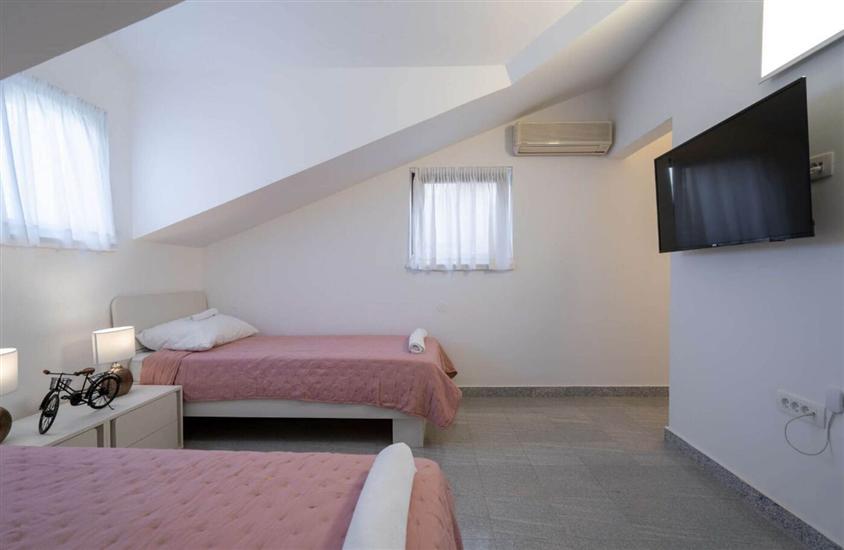 House K1, for 10 persons