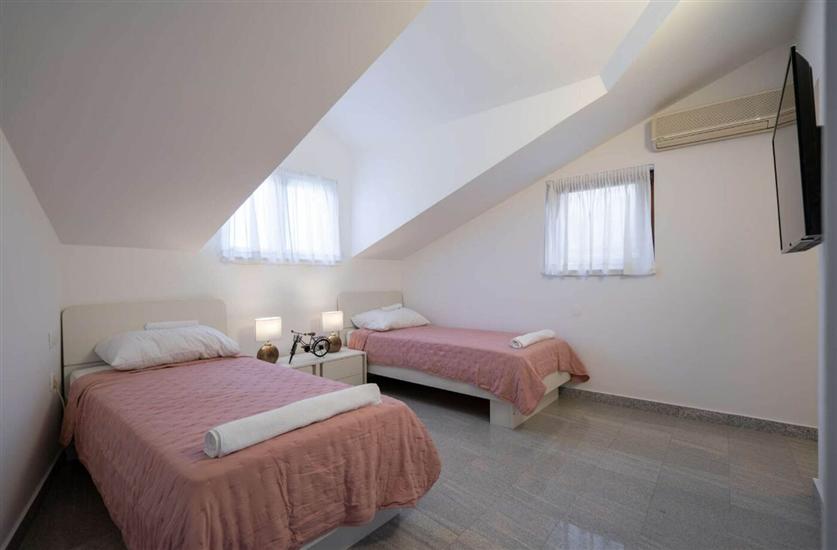 House K1, for 10 persons