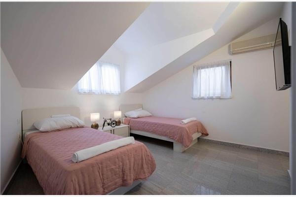 House K1, for 10 persons