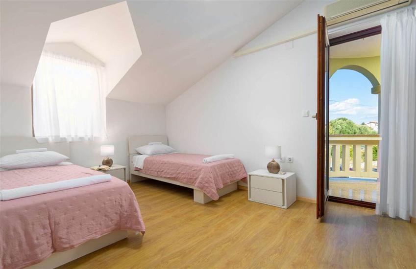 House K1, for 10 persons