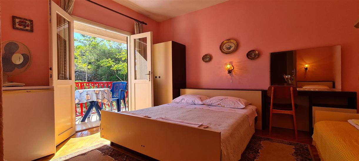 Room S5, for 3 persons