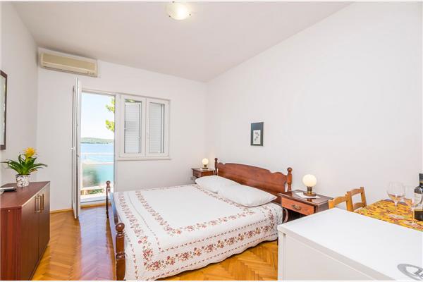 Room S1, for 2 persons