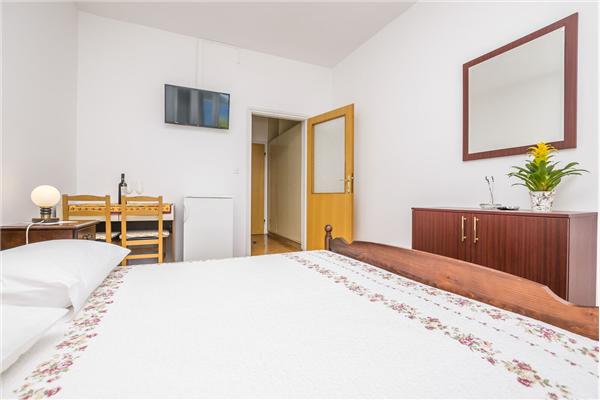 Room S1, for 2 persons