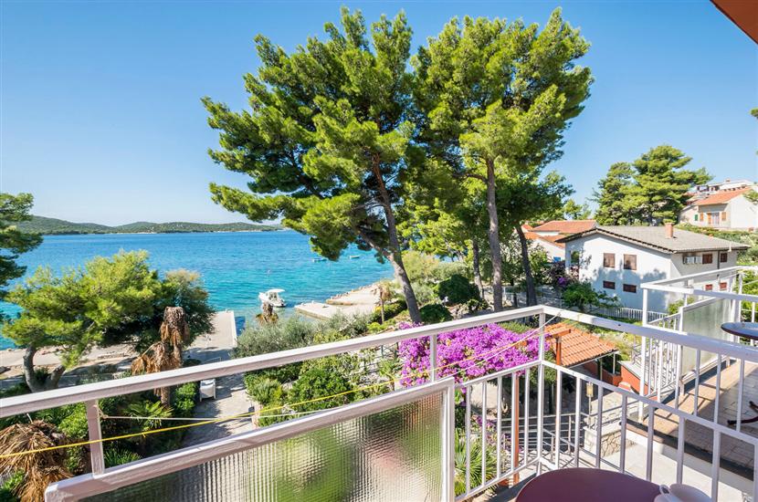 Room S1, for 2 persons