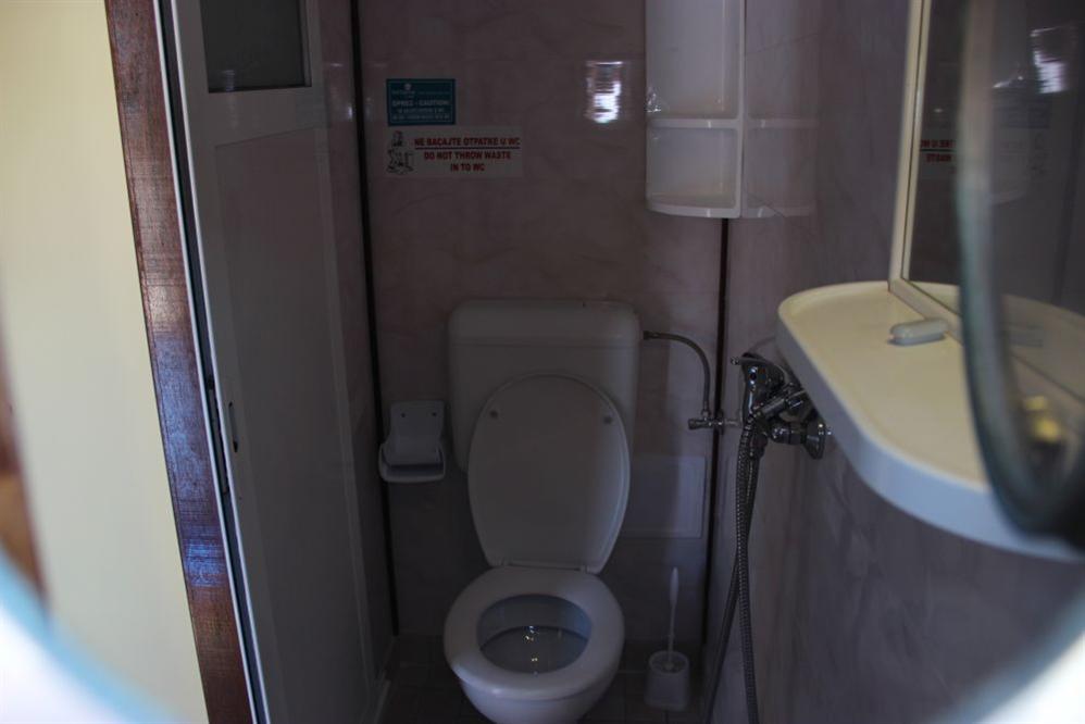 Adonis-Ship-bathroom