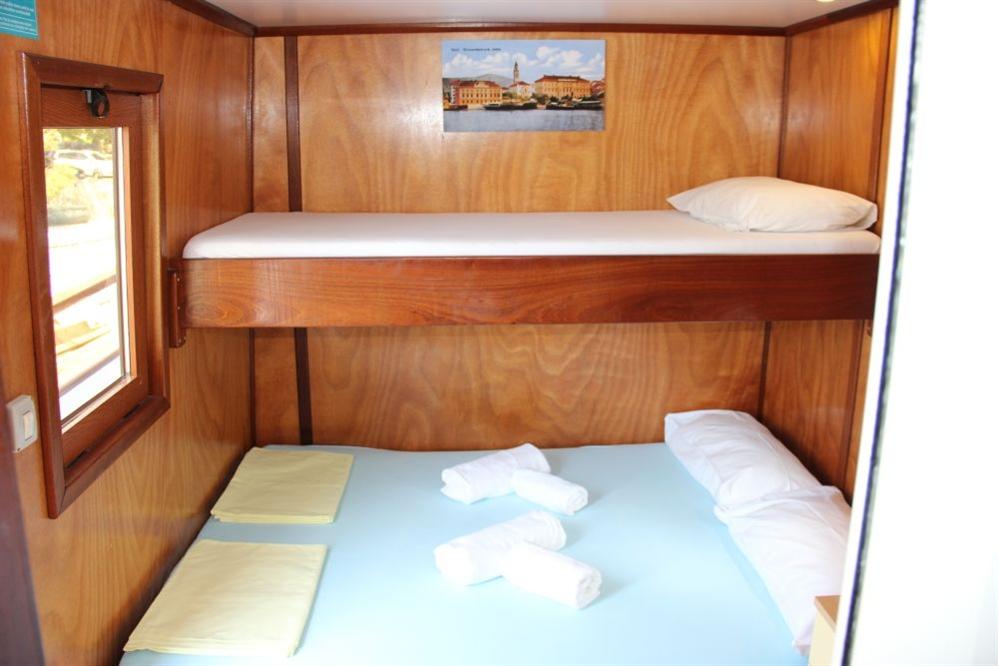 Adonis-Ship-bedroom