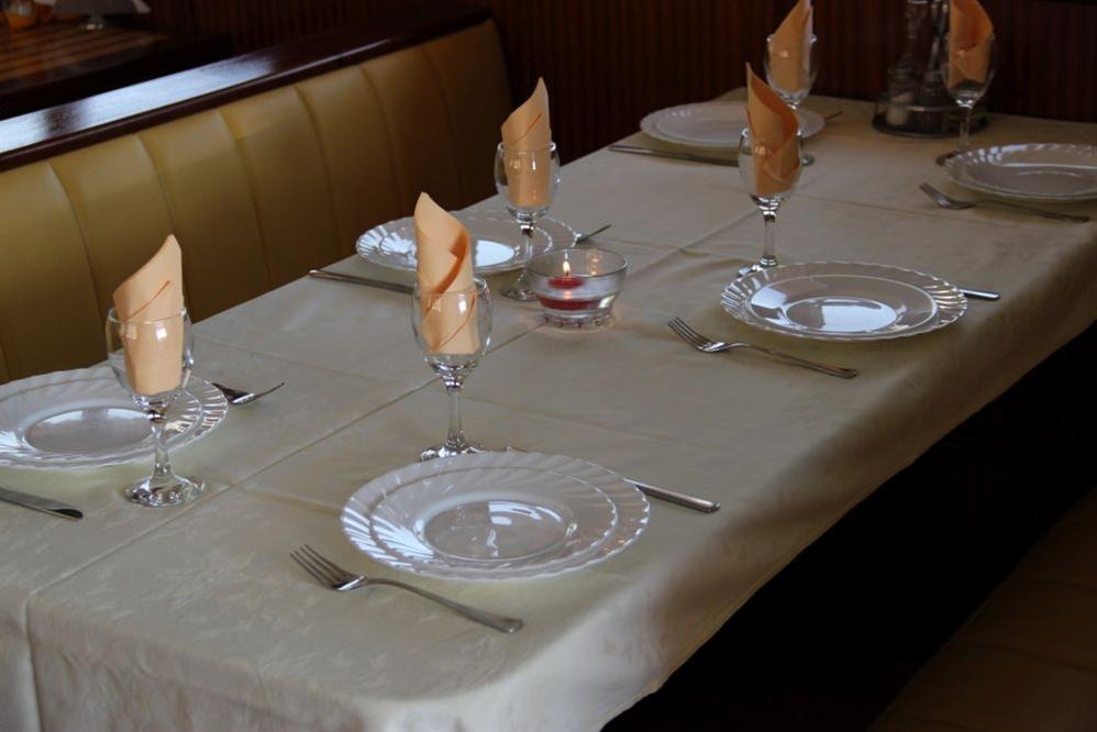 Adonis-Ship-Dining-hall