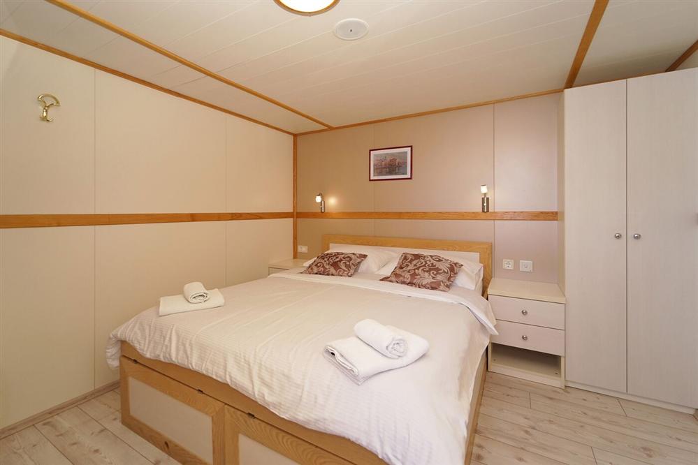 Adriatic-Pearl-bedroom