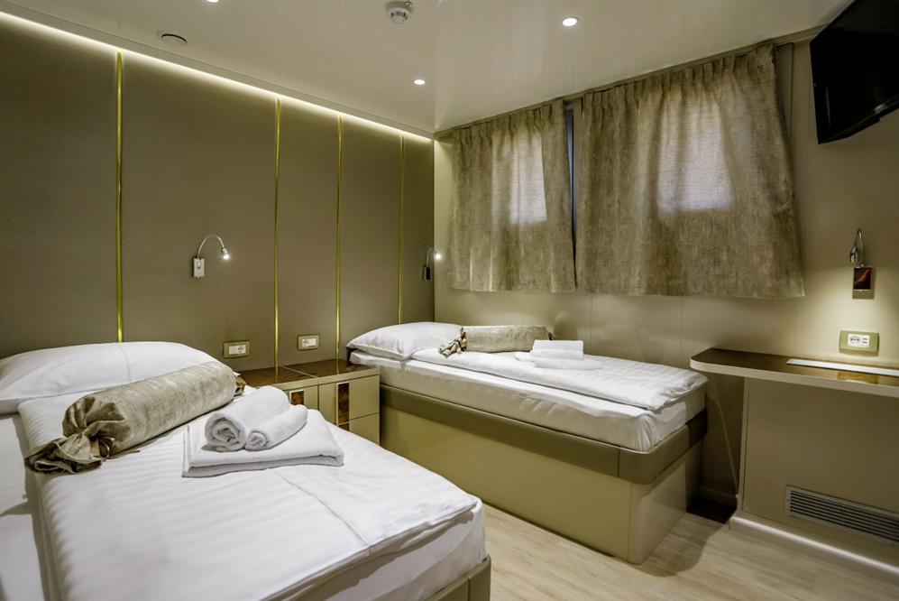 Voyage-bedroom-with-twin-beds