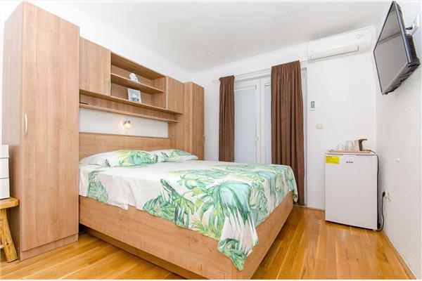 Room S1, for 2 persons