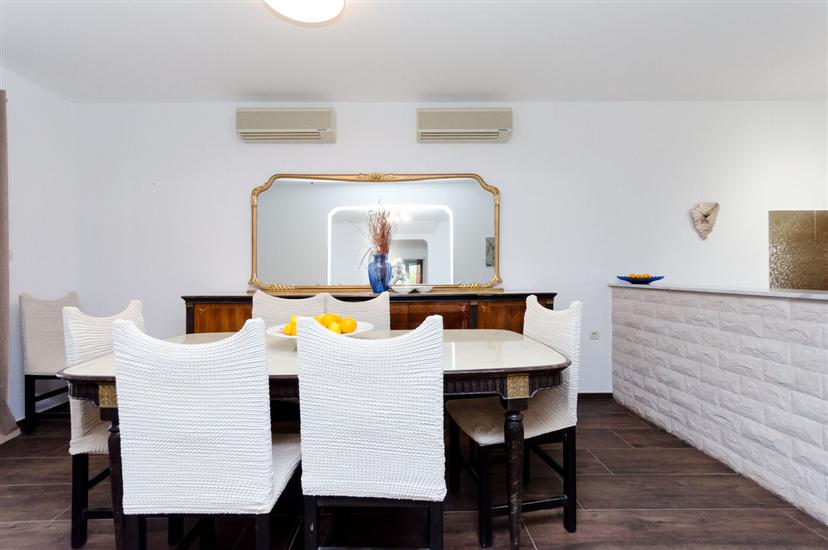 Apartment A1, for 8 persons