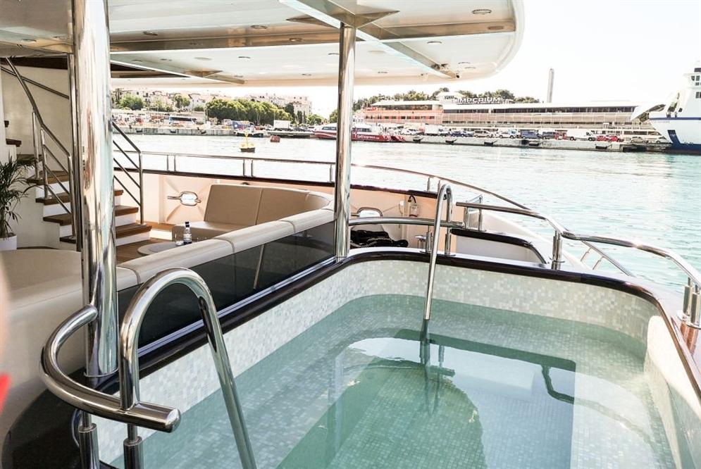 Aurelia-luxury-ship-pool