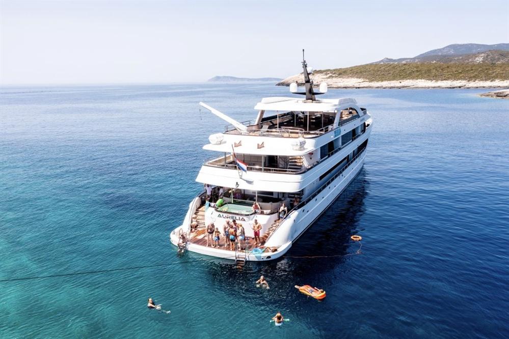 Aurelia-Luxury-Ship-stern