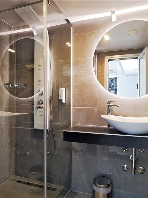 Aurelia-delux-ship-bathroom