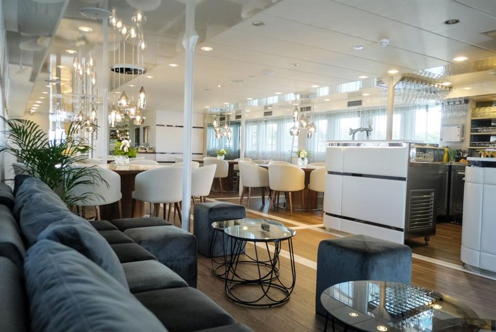 Aurelia-luxury-ship-lounge-area
