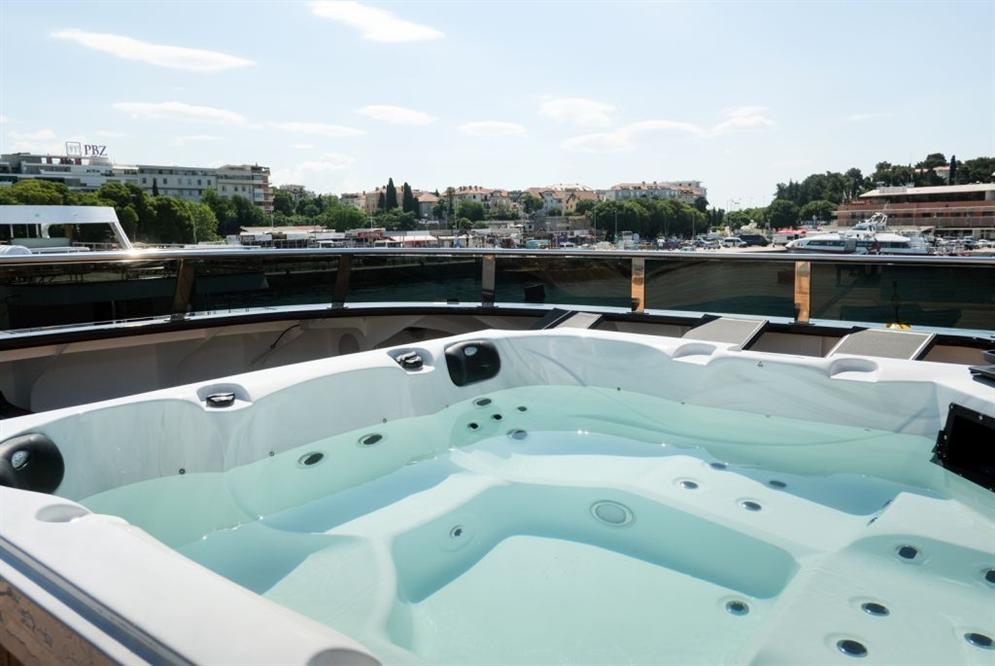 Aurelia-deluxe-ship-jacuzzi