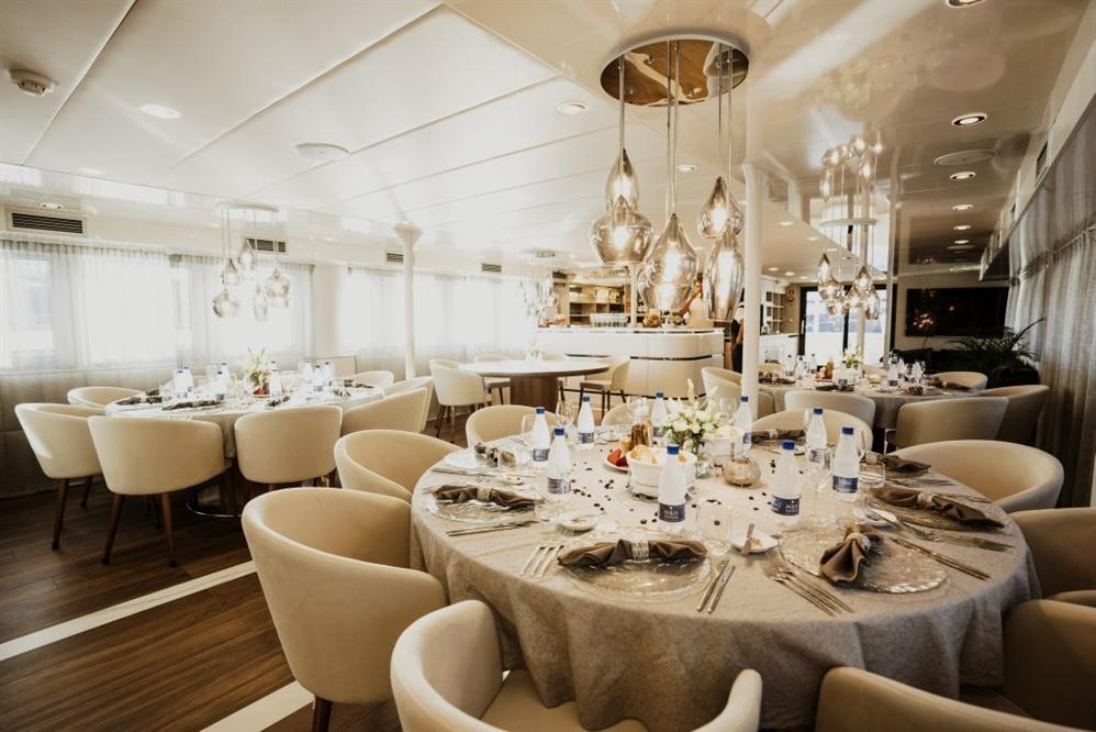 Aurelai-luxury-ship-dining-hall