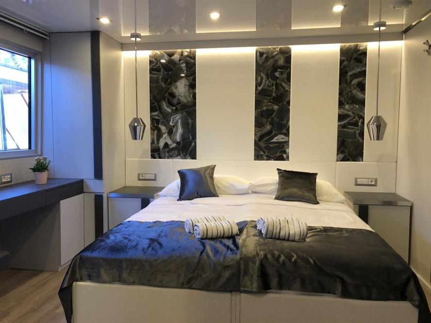 Aurelia-luxury-ship-bedroom-marital-bed