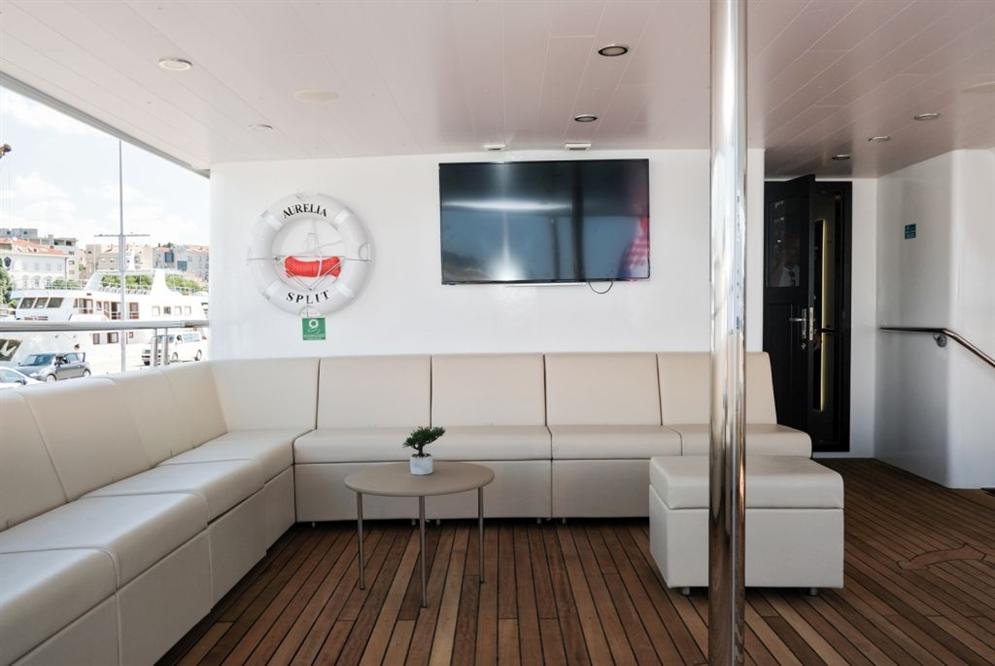 Aurelia-luxury-ship-sofa