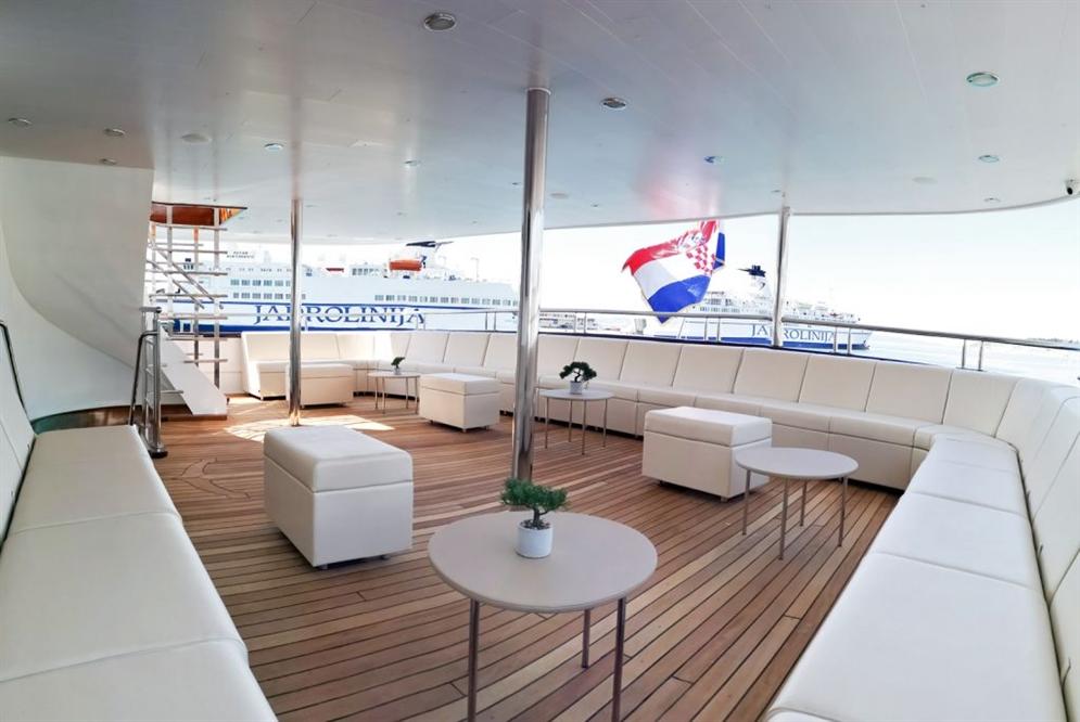 Aurelia-exterior-lounge-area