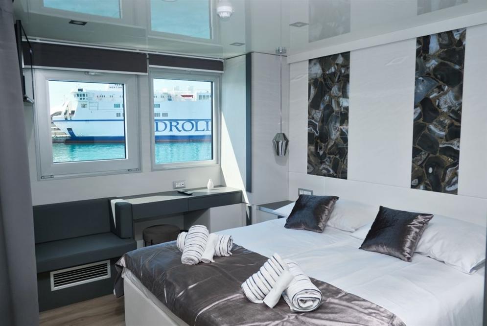 Aurelia-deluxe-ship-bedroom-with-marital-bed