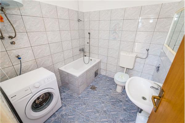 Hiša K1, na 12 osebe