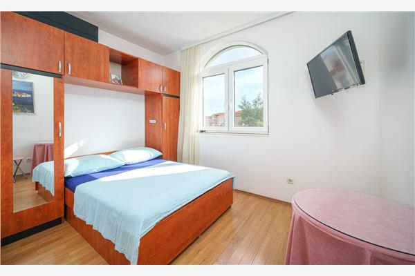 Room S1, for 2 persons