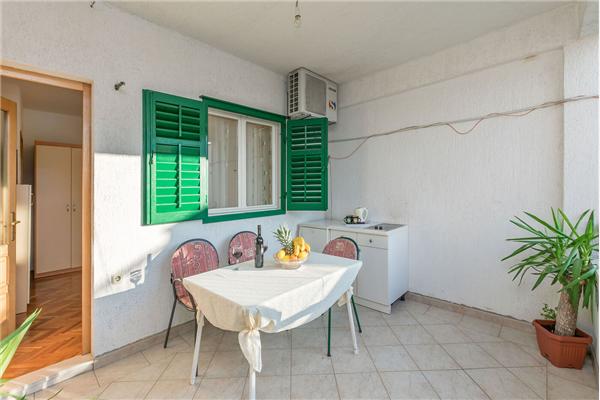 Room S1, for 3 persons