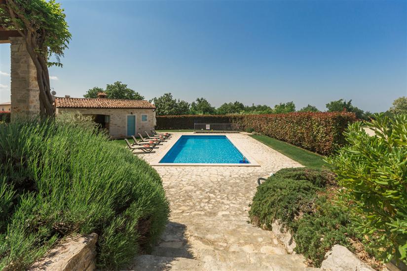 Villa Vista Azzurra s bazenom u zelenoj unutrašnjosti Istre