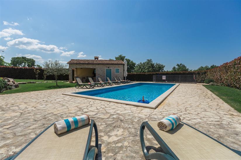 Villa Vista Azzurra s bazenom u zelenoj unutrašnjosti Istre