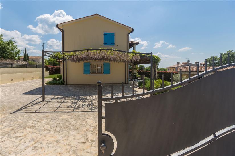 Villa Vista Azzurra s bazenom u zelenoj unutrašnjosti Istre