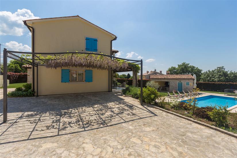 Villa Vista Azzurra s bazenom u zelenoj unutrašnjosti Istre