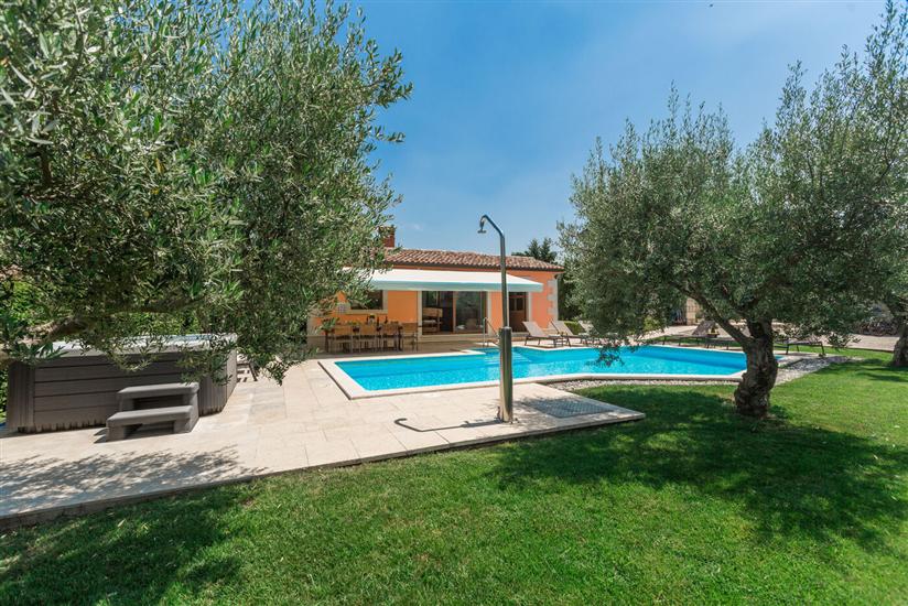 Villa Ulika s bazenom rustikalnog ugođaja