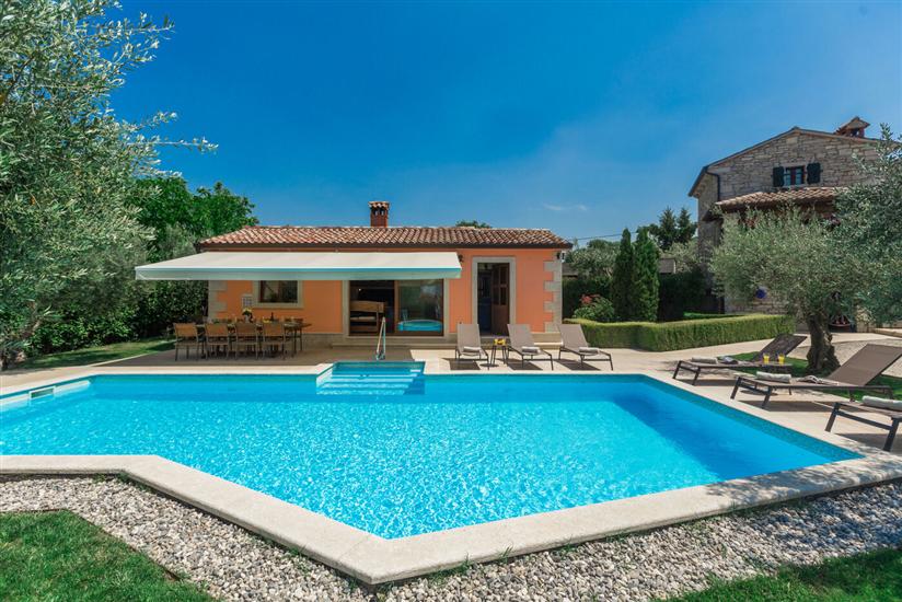 Villa Ulika s bazenom rustikalnog ugođaja