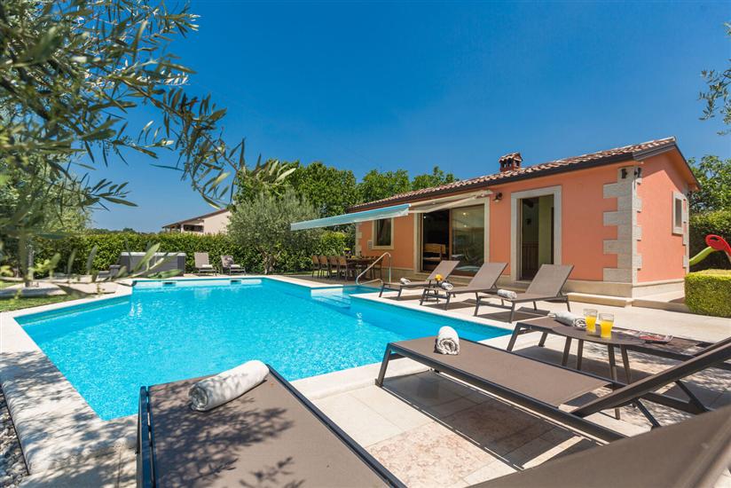 Villa Ulika s bazenom rustikalnog ugođaja