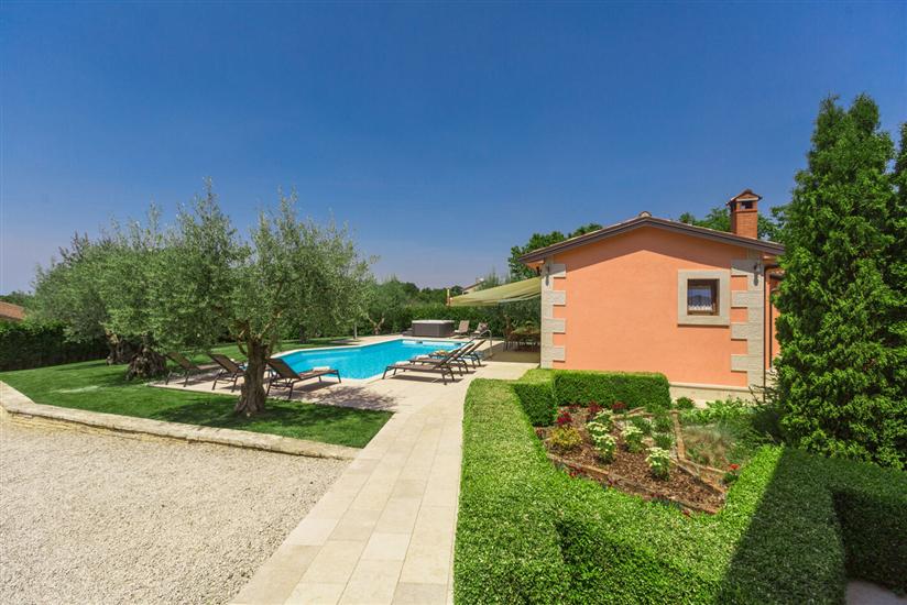 Villa Ulika s bazenom rustikalnog ugođaja