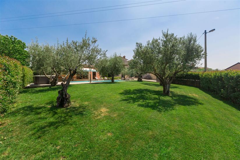 Villa Ulika s bazenom rustikalnog ugođaja