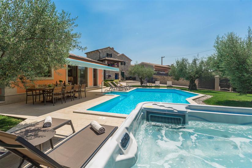 Villa Ulika s bazenom rustikalnog ugođaja