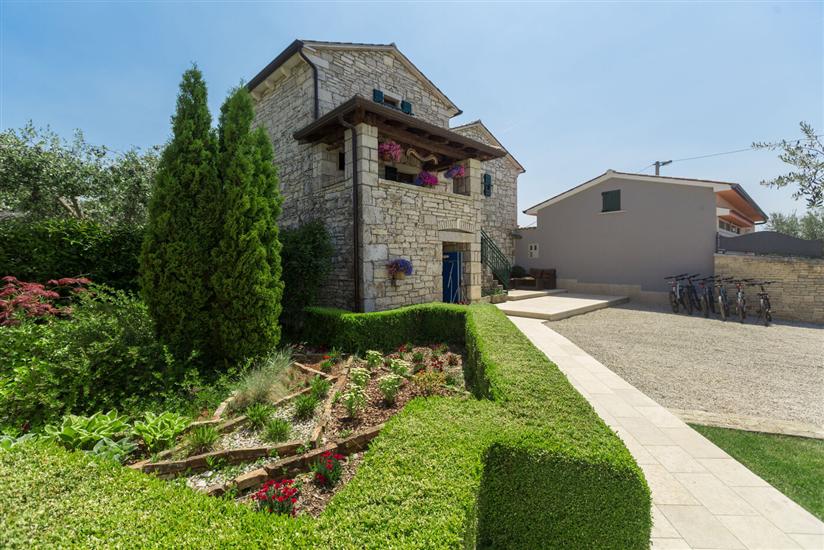 Villa Ulika s bazenom rustikalnog ugođaja