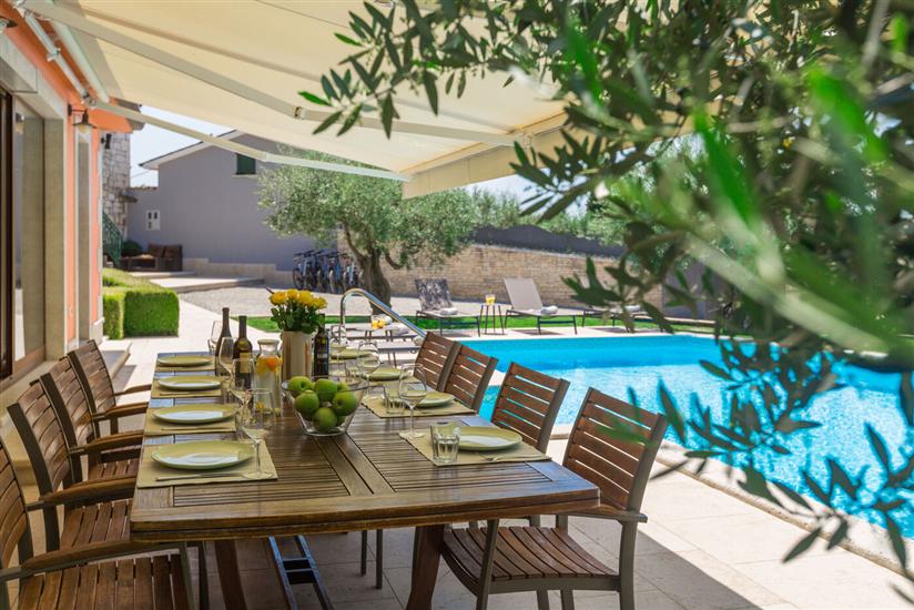 Villa Ulika s bazenom rustikalnog ugođaja