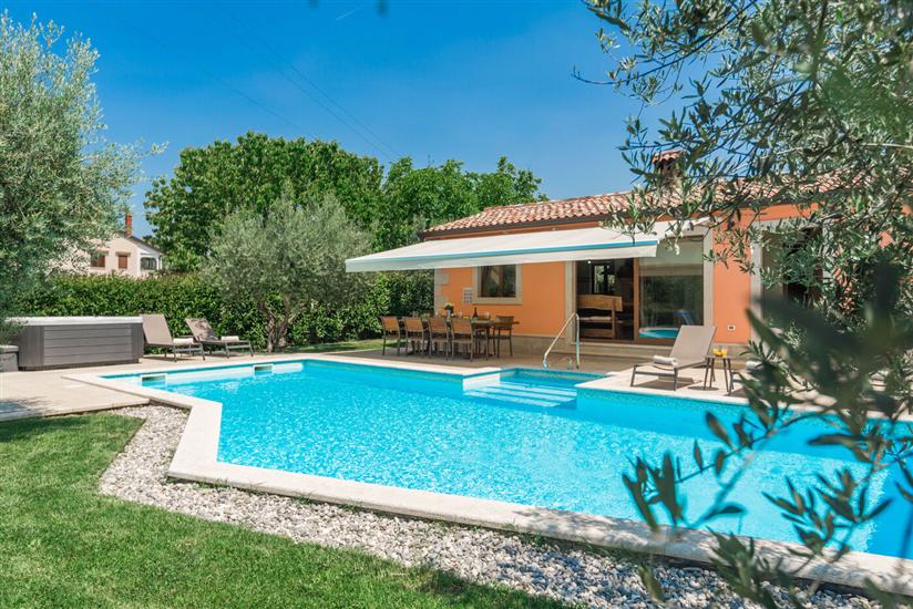 Villa Ulika s bazenom rustikalnog ugođaja