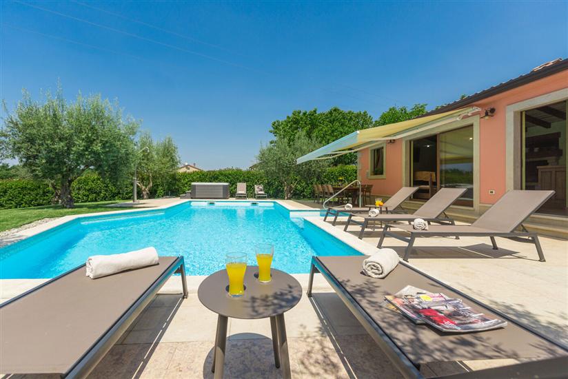 Villa Ulika s bazenom rustikalnog ugođaja