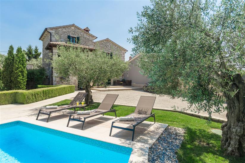 Villa Ulika s bazenom rustikalnog ugođaja
