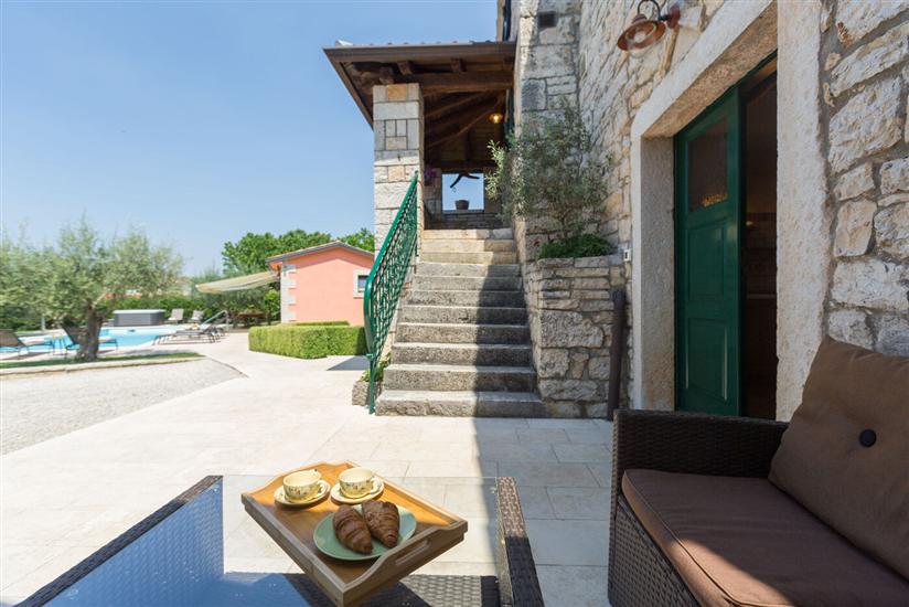 Villa Ulika s bazenom rustikalnog ugođaja