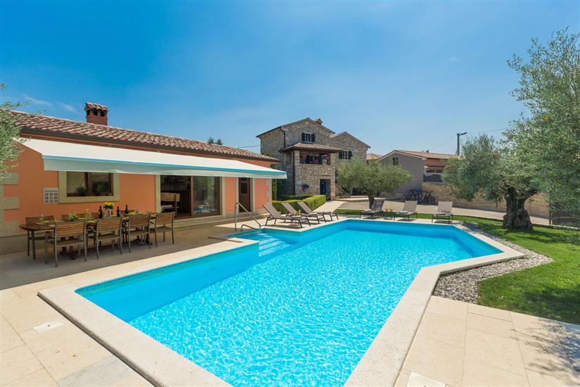 Villa Ulika s bazenom rustikalnog ugođaja