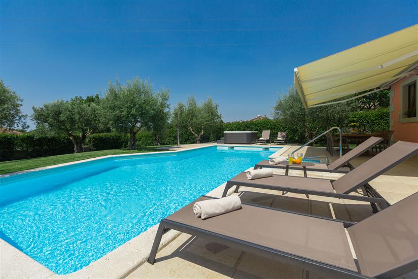 Villa Ulika s bazenom rustikalnog ugođaja